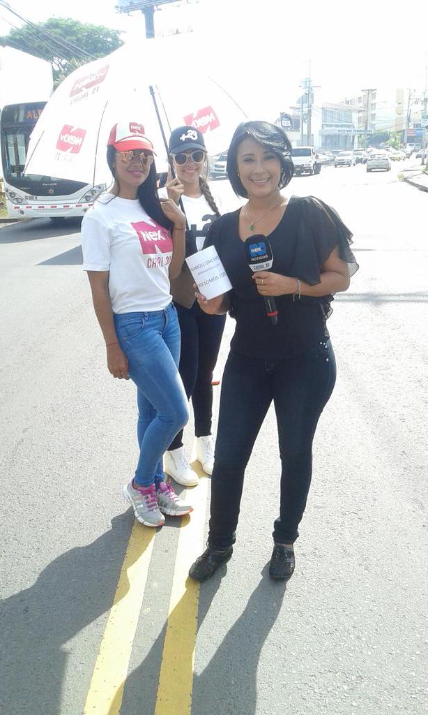 nexnoticias's tweet photo. Nuestras azafatas listas para recibir su aporte. Se parte de la historia #PaguemosConCentavos #Panamá #CopaRobo2015 http://t.co/OUjDiCv1W8