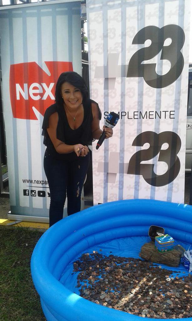 nexnoticias's tweet photo. Nuestras azafatas listas para recibir su aporte. Se parte de la historia #PaguemosConCentavos #Panamá #CopaRobo2015 http://t.co/OUjDiCv1W8