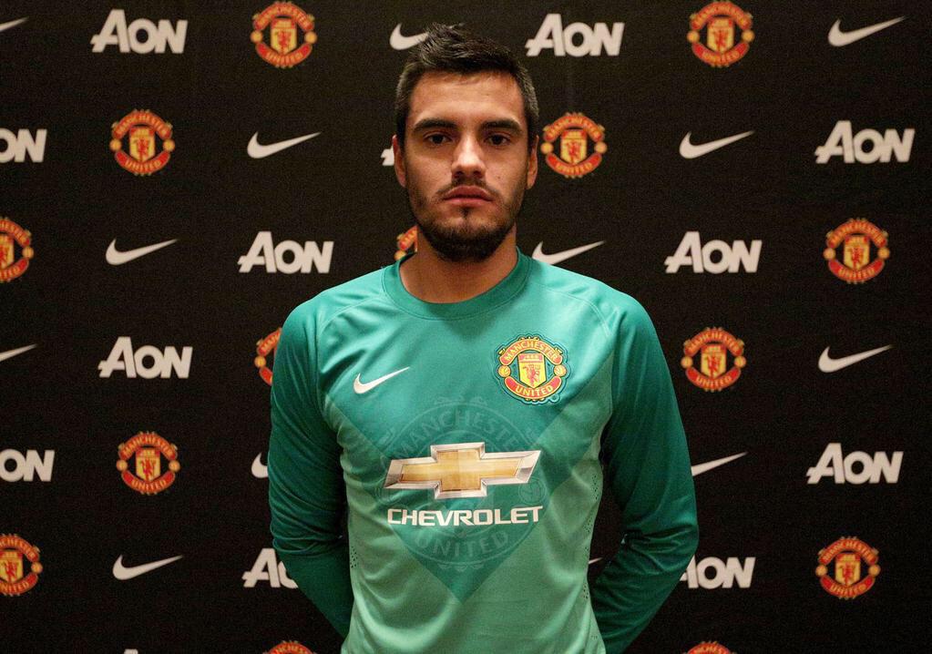 In other irrelevant transfer news, Man United have signed Sergio Romero. He's he worst😒 #MUFC #WelcomeRomero