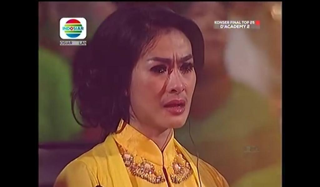 Iis dahlia Mewek lihat penampilan ayu @DA2_Ayu Tabir Kepalsuan,,,#BuatinFTVke2AYUDA2 @IndosiarID