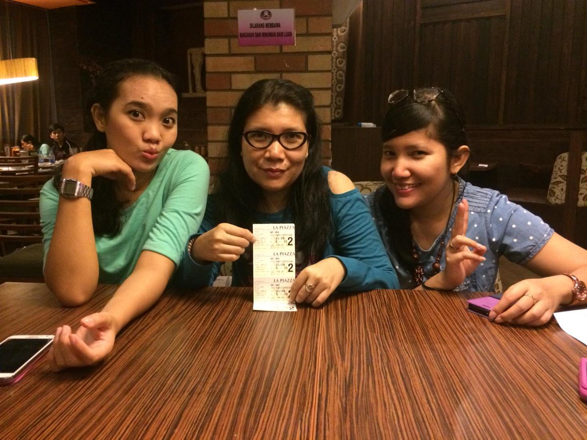FloraYuditya's tweet photo. Trio Cu'te Batak 👩👩👩 http://t.co/8jUUG8q1rE