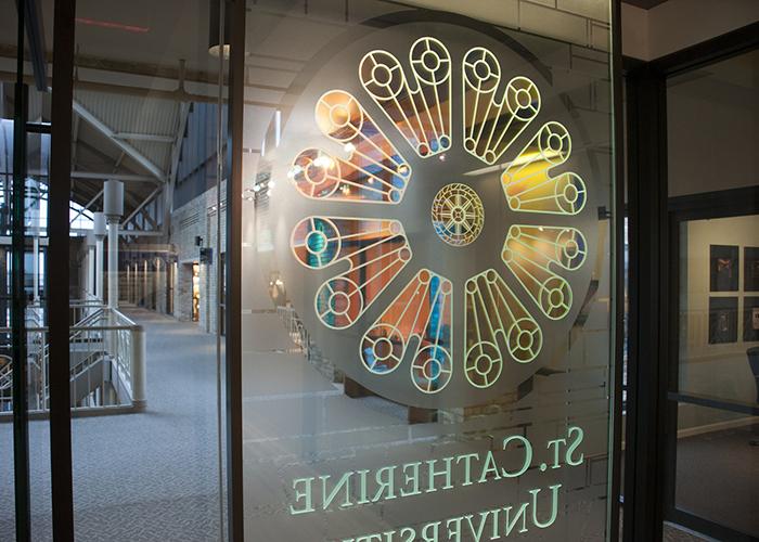 3MFilms's tweet image. For #glass applications #3M Fasara includes a choice of special effects. via @directionssign