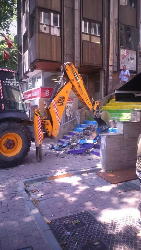 theodorebleu's tweet photo. şu merdiven sırf renklerinden dolayı yıkılıyorsa artık hak-hukuk zırvalamayı kessinler rica ediyorum #direnmerdiven http://t.co/EiSzGAZSJT