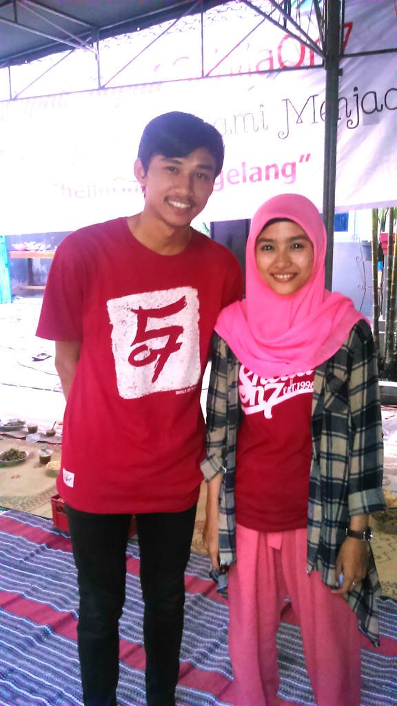 UnieUn's tweet photo. Heheh,koq kliatan tegang gt ya aq,hmmm grogi RT"@Abde507: Sama mbak @UnieUn :) http://t.co/POGFPTuZCu"
