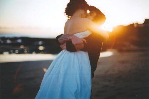 Объятия любимого. Сиенна миллер модель. Мои проблемы это мои проблемы а твои. Красивая нежная женщина. Как быть нежной и сильной.