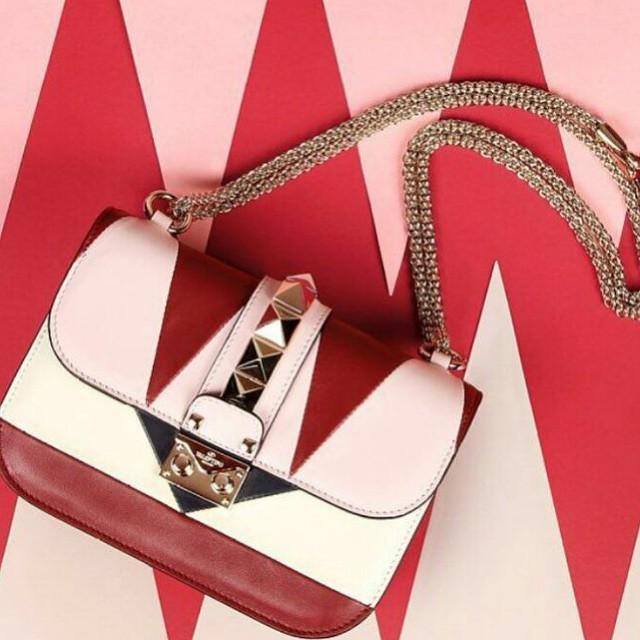 MaisonValentino's tweet image. The new #lockbag for #Fall in bold color block inspired by Australian artist @esther_stewa… ift.tt/1LNPkwI