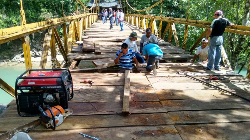 fonacongt's tweet photo. Comunitarios y guardarecursos del #CONAP, participaron en la reparación del puente de acceso al Parque Semuc Champey. http://t.co/AKvIqie83F