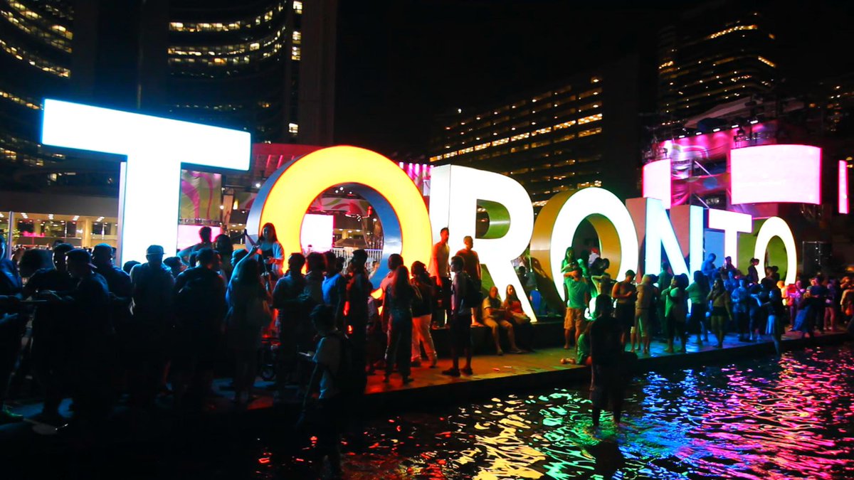 canstockfootage's tweet image. #panamgames closing #nathanphillipssquare big #TORONTO sign