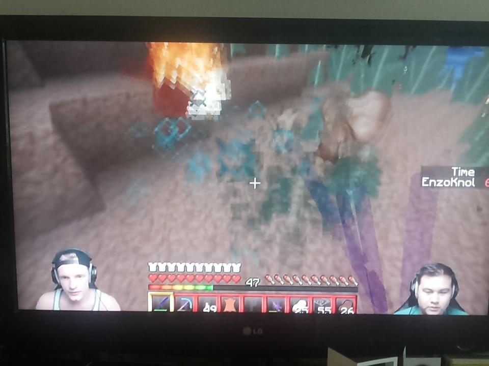 den_fleur's tweet photo. Met mijn zusje en broertje mcsurvival kijk #mcsurvival #knolpower @Enzoknol http://t.co/3YQ0L8mAih