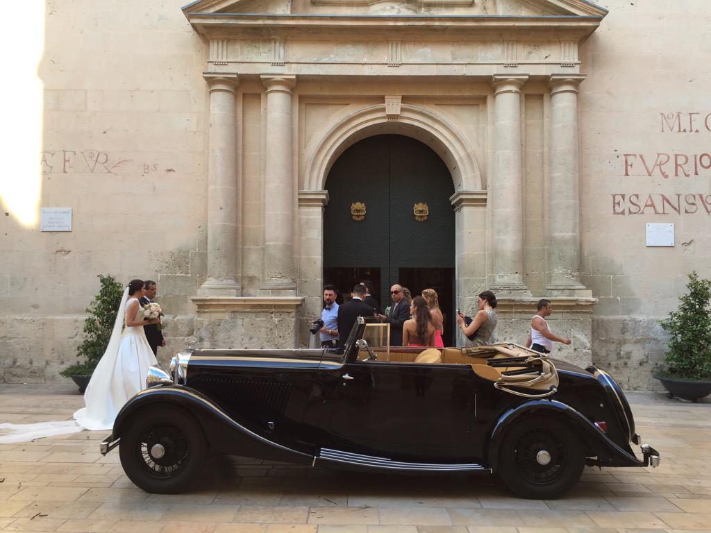 El pasado sábado tuvimos el honor de formar parte de la #boda de Encarni &amp; Víctor #bodas2015 #cochesdeboda #Alicante