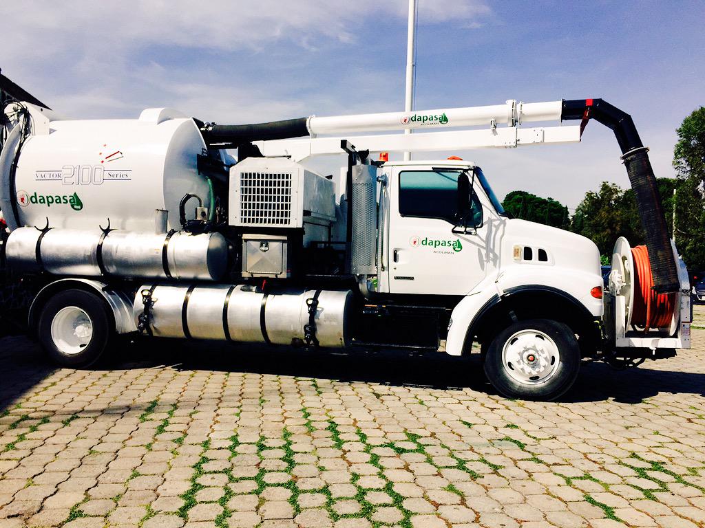 pacolman's tweet photo. Presidente de #Acolman @VicenteAnaya_A adquirió mediante #ODAPASA Camión Vactor® 2100 Series, más y mejores servicios http://t.co/KRv0KrAL1l