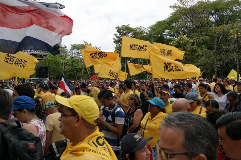 ElFarocr's tweet photo. Calienta la marcha en las afueras del ICE. Se caminará por un sólo carril del paseo Colón para no cerrar el tránsito. http://t.co/pDXHaRTCqF