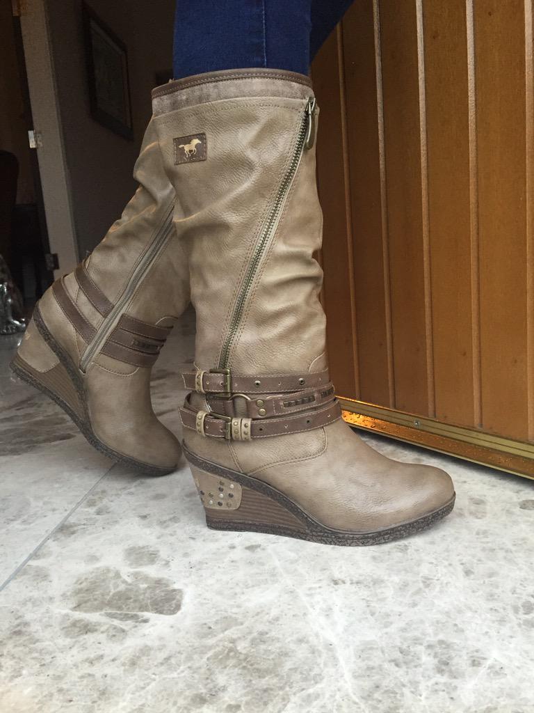 FredFunk08's tweet photo. The taupe is always a hot seller😍 http://t.co/es5eMEA4z8