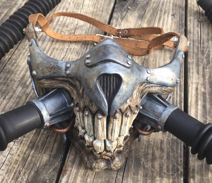 MiracoleBurns's tweet image. #Cosplay love is when your husband surprises you with a Immortan Joe mask for your costume ❤️ @actorChrisBurns ❤️