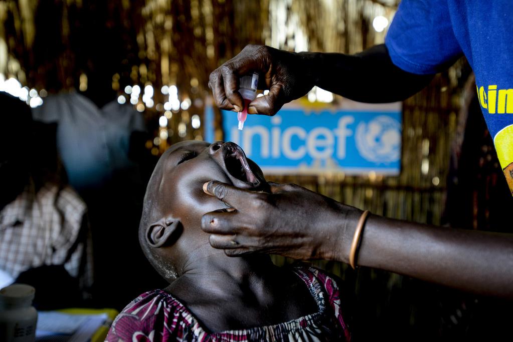 UNICEF's tweet photo. Nyawor, 4, is vaccinated against #polio as she enters Bentiu camp in #SouthSudan. @unicefssudan #endpolio http://t.co/k3LVPIkxwU