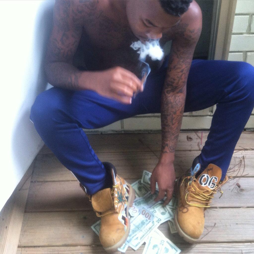 DaKid_Karo's tweet photo. Money Making Monday #MMM 😎💸🍃 http://t.co/bWIL8fn5T1