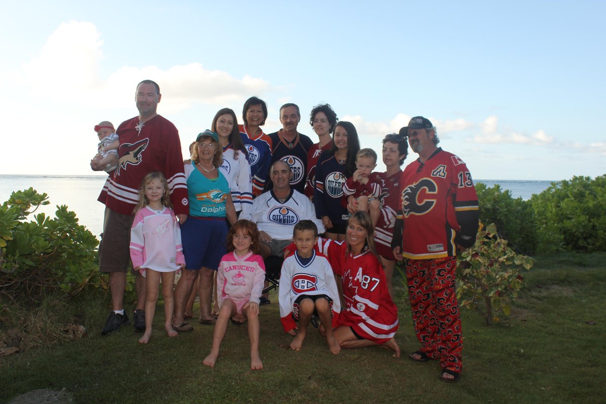 Aly_SportsFan's tweet photo. Healthy @NHL rivalry in this family! 2014 Opening Night Family Reunion in Hawaii  #OilCountryAbroad http://t.co/RMCRbFRcMZ
