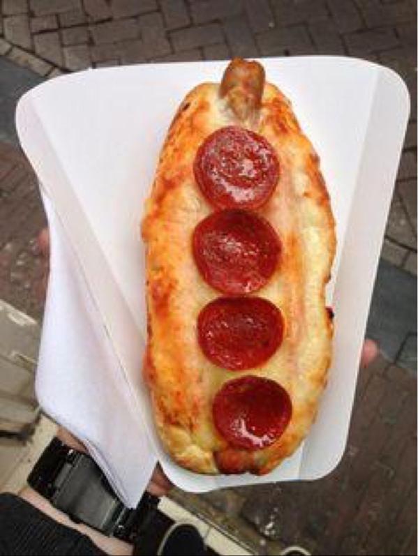 MensHumor's tweet photo. Ladies and Gentlemen, I present to you...THE PIZZA HOTDOG http://t.co/XAvdKuE8Xu