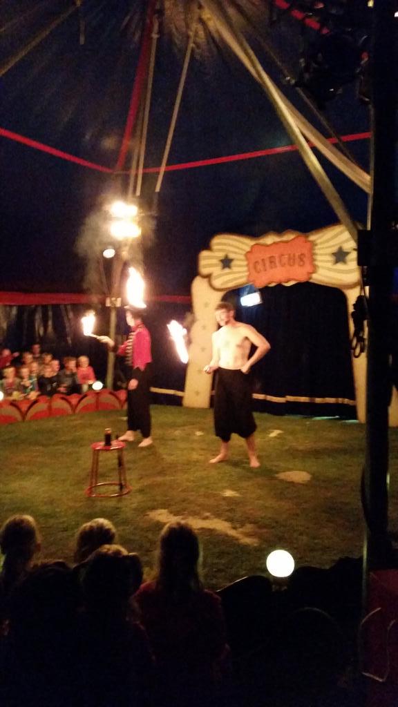 Live,  circus Moustache, een bijzonder programma met bijzonders artiesten.