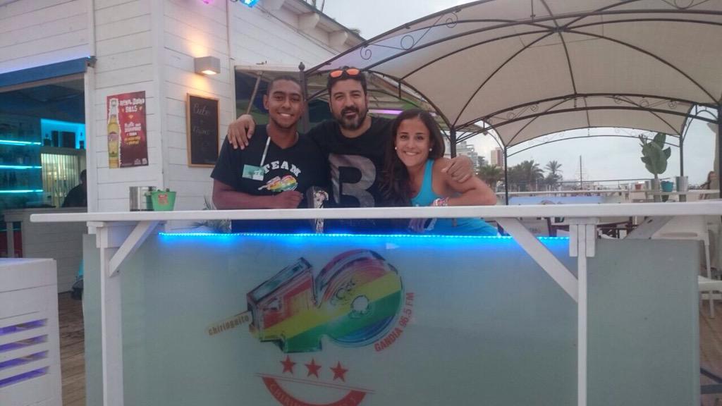 chiringuito40p's tweet photo. Pedazo de equipo con el maestro DJ @Tony__Aguilar @Los40Gandia así suenan @Los40_Spain en la Playa de #Gandia http://t.co/2BkYzeM4o8