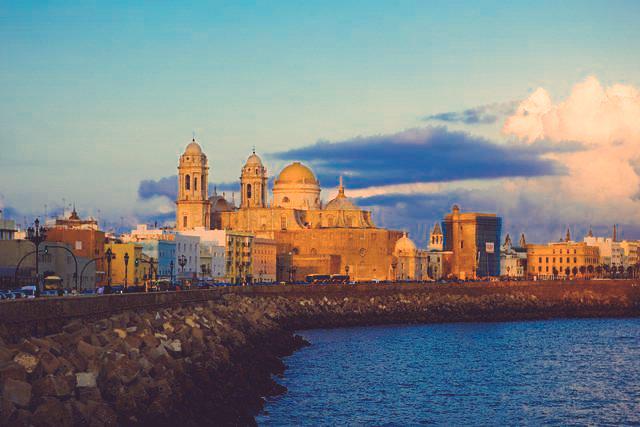 CarmenMoreno2's tweet photo. Cádiz, no hay más que decir; no hay más ciudad en el mundo, ni mundo más grande y con más alegría 🎵🎭 http://t.co/PFrv9kciKE