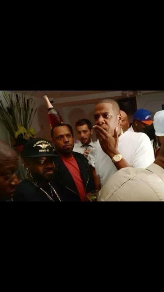 Yousrituel's tweet photo. Quand Drake a dit a Meek Mill "Tu te compare a moi mais tu n'es même pas le meilleur rappeur de ton couple" http://t.co/NHFvft3Gq4