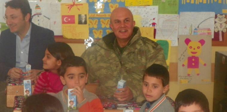 Tarih senin gibi kahramanları unutmayacak Binbaşım. Bu gençlik seni hatırlayacak