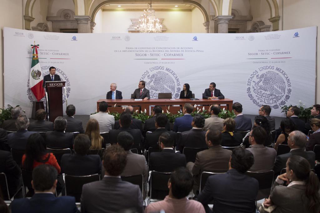 osoriochong's tweet photo. Gracias al presidente nacional de Coparmex @jpcastanon y sus agremiados por sumarse a esta gran transformación. http://t.co/ErygpZuu7m