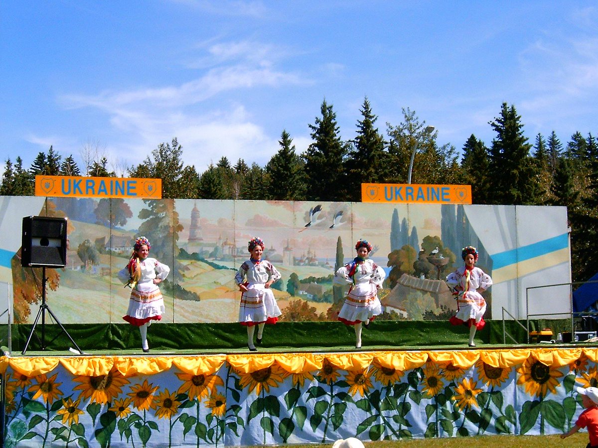 TrailTire's tweet photo. #StAlbertTrail loves to come to @EdmHeritageFest to watch the performers. #UkrainePavilion #Saveaspotforme http://t.co/SJFJVV1M8a