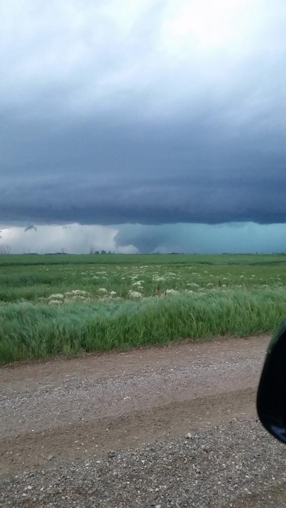justinhobson85's tweet photo. Very large tornado at about 851pm. WNW of Melita #mbstorm http://t.co/MMGNmNOMez
