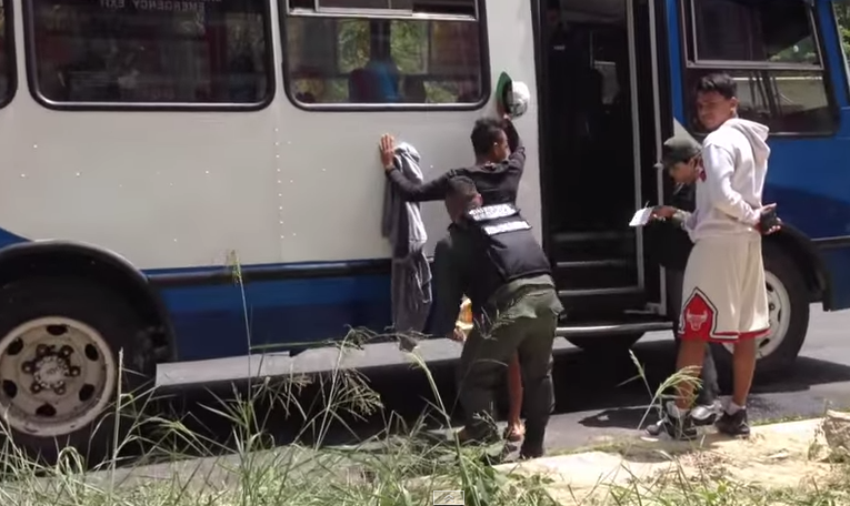 RunRunesWeb's tweet photo. VIDEO Así fue el Operativo de la OLP en Montalbán - http://t.co/x2vH5H83WE http://t.co/1fkl2IEboL