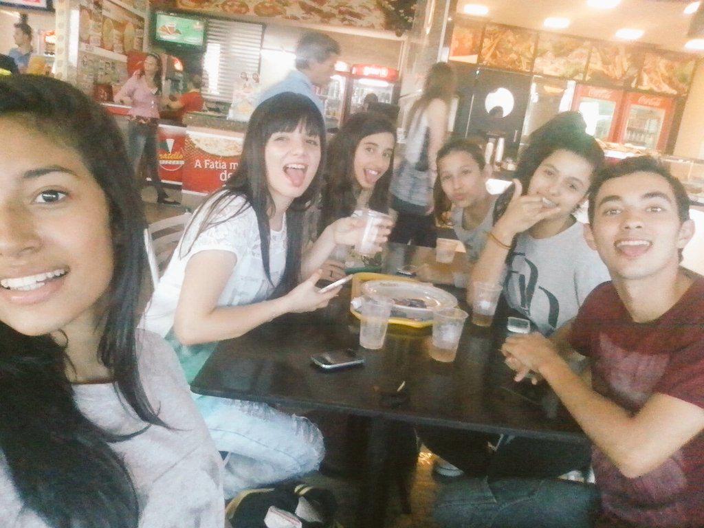 ShiasniaA's tweet photo. Lanchinhu da tarde com eles ๐โค๐๐ #ChAtInHoS#
@Kau_u @NathaSchug #Lore #Duda #Jeeeh http://t.co/A8aITLWHZO