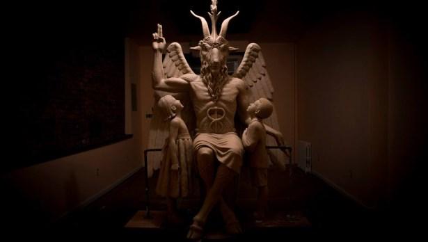 JornalOGlobo's tweet photo. Polêmica estátua de Satã é inaugurada nos EUA. http://t.co/c6GapHWAcz  [@blogpagenfound] http://t.co/qxuElMg0v5