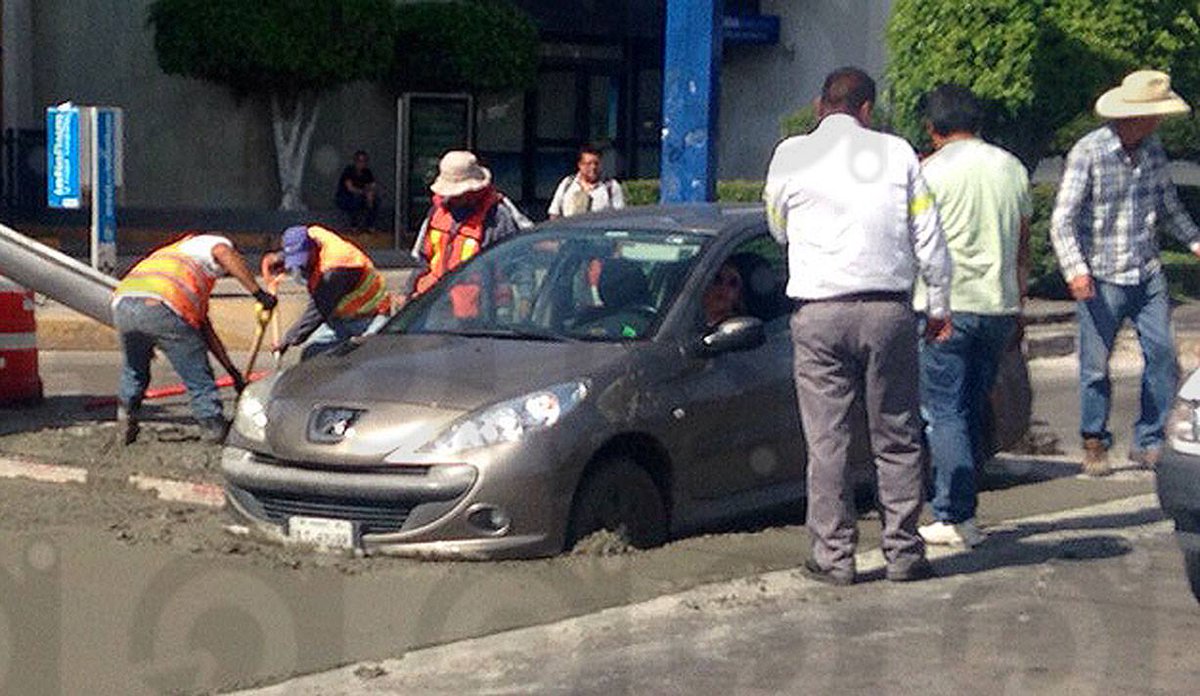 AGORAgto's tweet photo. FOTONOTA: Se echa clavado en cemento fresco #Celaya 
http://t.co/6N1pCKwtiw http://t.co/l9lUUvPCY0