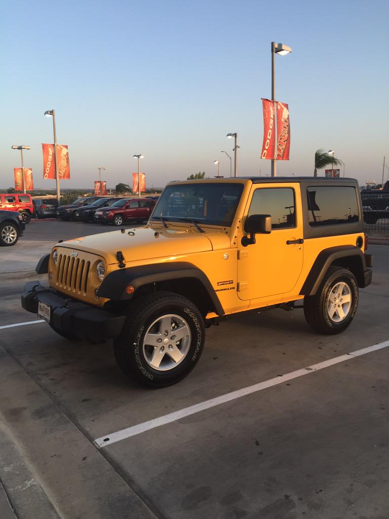 tarapratz's tweet photo. Finally part of the @Jeep family😁💛 #DreamCar #JeepWrangler #JeepFamily http://t.co/kktLyLGD3n