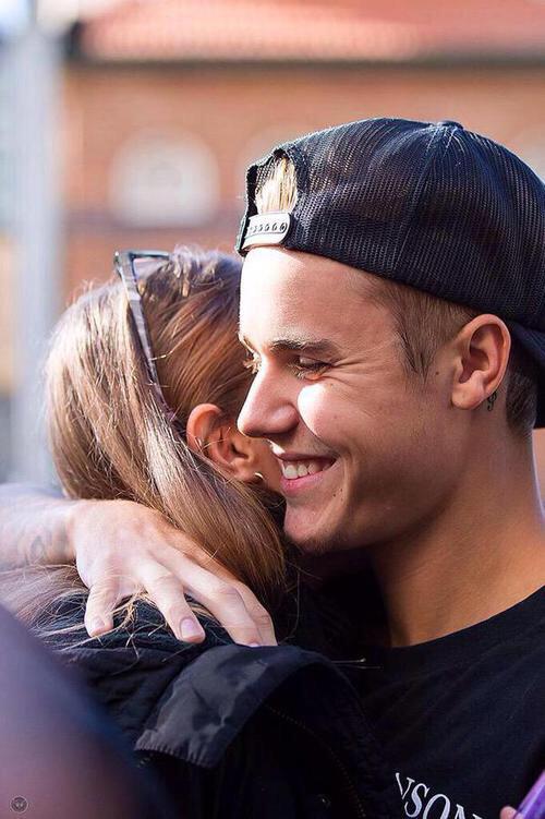 bieberuinas's tweet image. desafio vc a resumir o seu user em duas imagens e marcar 10 pessoas para fazerem o mesmo 😚 #MTVHottest Justin Bieber