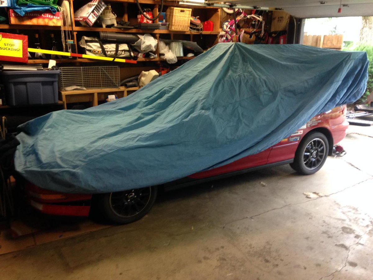 Deacon_Of_Dirt's tweet photo. When your giant fin/spoiler makes the car cover no longer fit. @24HoursOfLeMons #Screwderia http://t.co/eeGOjwq2Dz