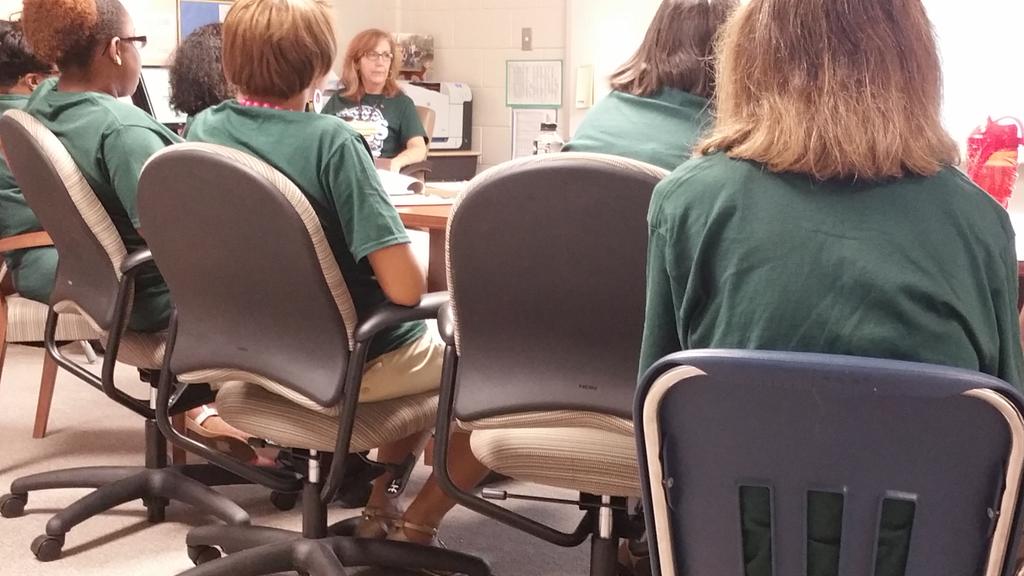 LIVEOAKELEM's tweet photo. @DaniellMelissa and our paraprofessionals discuss our School Handbook. #ncssbethebest http://t.co/uOHUefLjFV