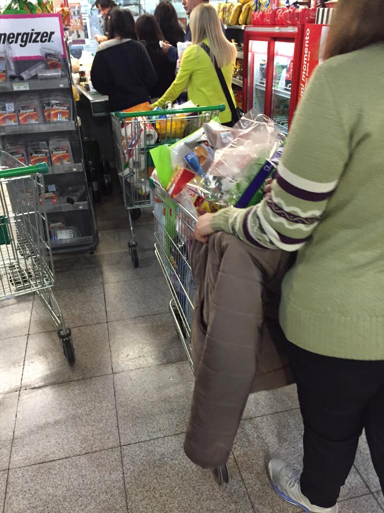 Floxie10's tweet photo. Estamos muriendo lentamente con @MrFilangie en la cola del Jumbo. Todavía nos quedan 2 changos #untilthe🙌🏻 😖😤😫😵😩 http://t.co/c5L1SLi39D