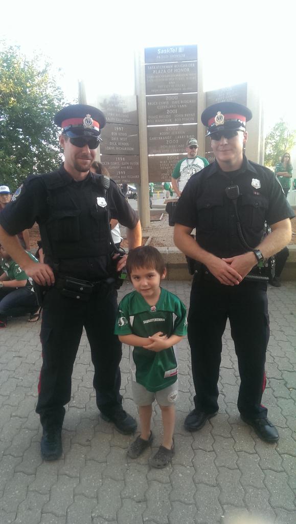 jenwinder77's tweet photo. @reginapolice Thanks to these officers who took their time to take a pic with my little man! Made his day http://t.co/lz0FxhDf9x