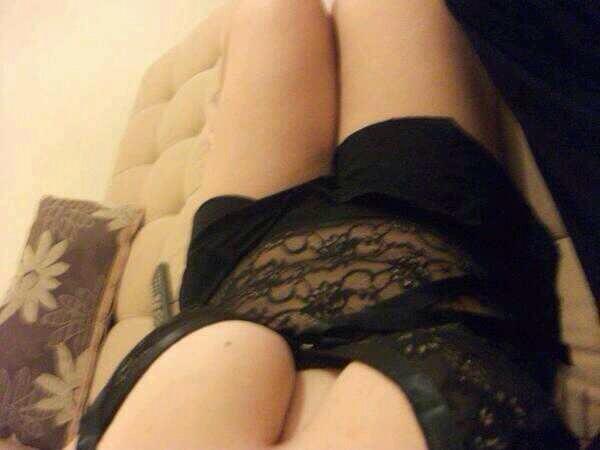 Masih bermalas malasan di kamar...