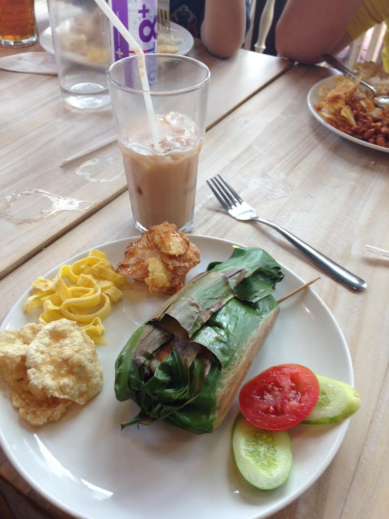 jdpt_L300's tweet photo. Nasi Gulung ayam telor asin nya mantap n tidak ada dua nya @pentabear #PentabearSDC http://t.co/FeuSSrOpNh