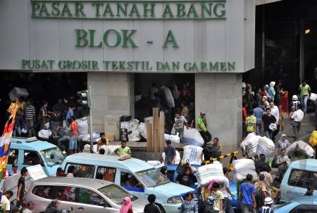 GerbangPost's tweet photo. Limpahan Rezeki Peniaga Di Tanah Abang Menjelang Hari Raya http://t.co/xoClOBX5DB http://t.co/dwwkUifVv5