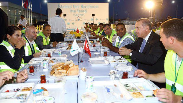 Hurriyet's tweet photo. #Erdoğan 3. havalimanı şantiyesinde çalışanlara müjdeyi verdi: Ayrım yapmadan 2 bin 500 TL...
http://t.co/hWHYKuYRhW http://t.co/1AL6Rs6gDR
