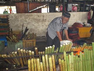 GerbangPost's tweet photo. Keistimewaan ‘Lemang Tradisi’ Tumpuan Pembeli http://t.co/1MPg74To9y @myniaga #HariRaya http://t.co/Ox38onCt0H