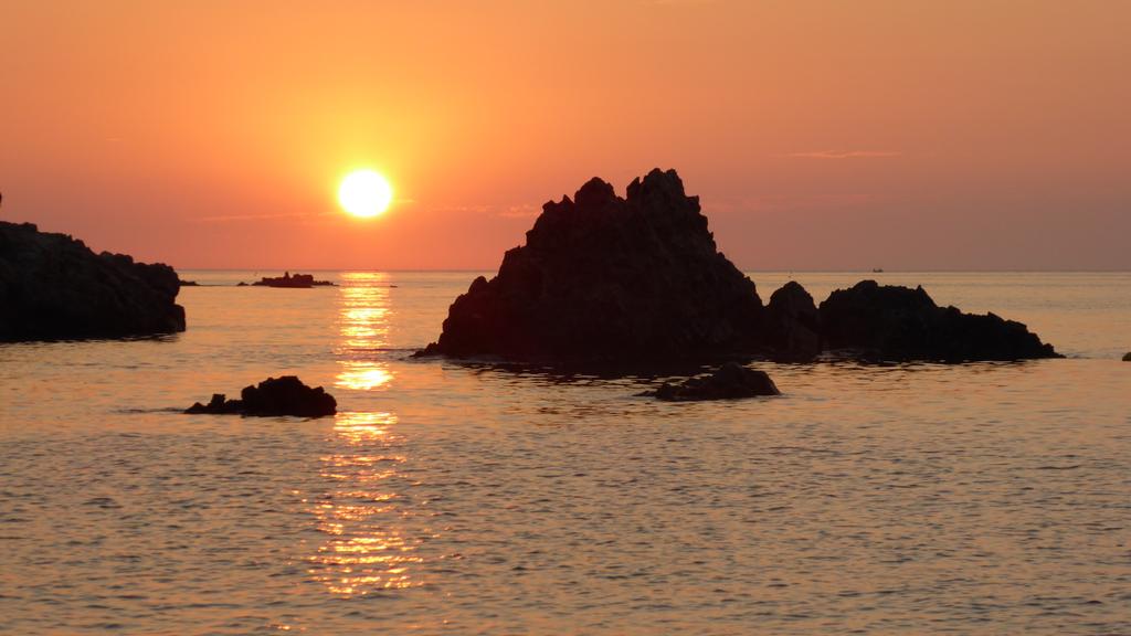 margab61's tweet photo. Bon dia,  albada serena i mar encalmat Calella. P #324eltemps #arameteo #meteocat http://t.co/lTFy3yTwO4