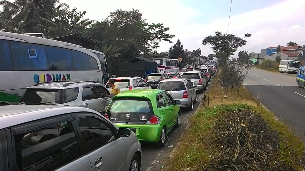 8c19a063237242b's tweet photo. Kemacetan panjang terjadi Cicalengka jalan Cagak Nagreg, sedangkan di arah sebaliknya Lengang @mudikkompas http://t.co/54Xh4lg6oL