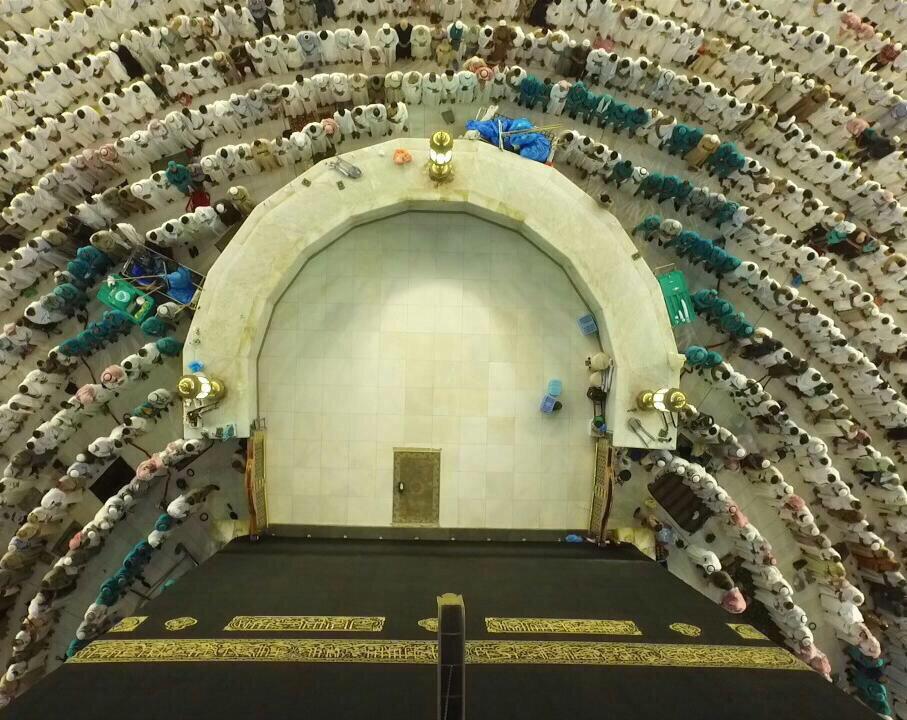 لأول مره صور جوية من فوق الكعبة
يشهد جموع المصلين في #المسجد_الحرام
لليلة الختمه #مكة_المكرمة

#mecca_live #MeccaLive