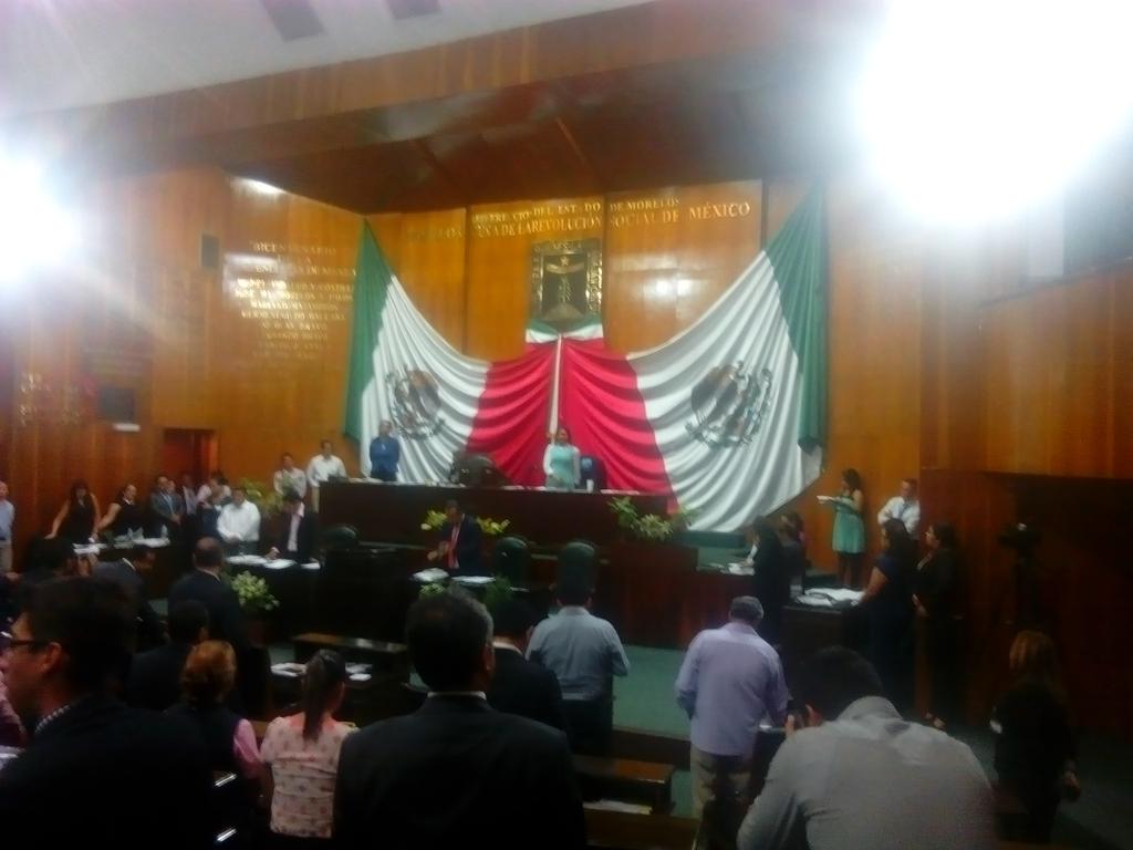 carlos2distrito's tweet photo. A las 21:32, concluimos el tercer año de ejercicio legislativo. http://t.co/VTDiARwe9x