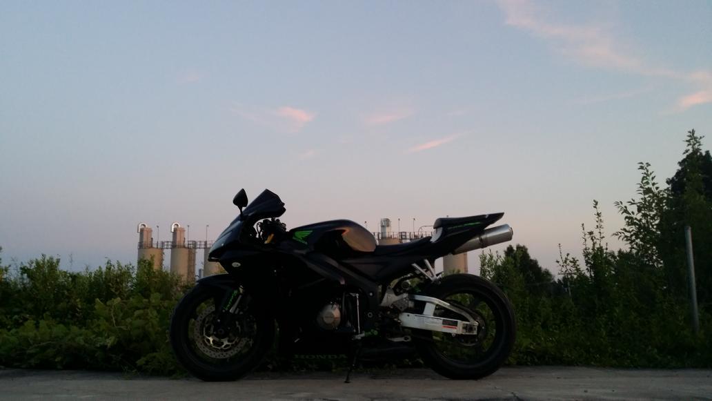 BikeRackBrantly's tweet photo. #CBR600RR #TeamHonda #Curves&amp;Angles  😄😊😍 http://t.co/ajUehmLAHY